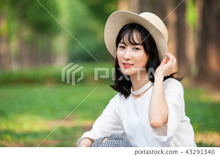 Young woman 43291340