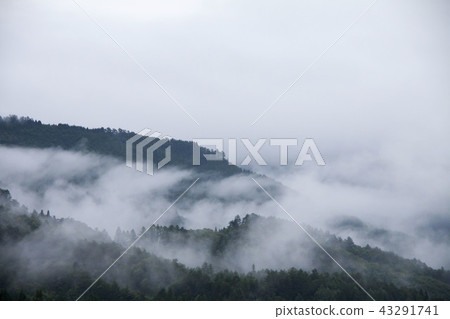 Morning mist in the mountains Morning mist in the mountains 43291741