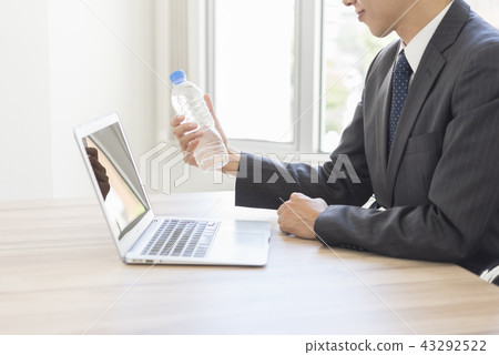 Male mineral water plastic bottle Male mineral water plastic bottle 43292522
