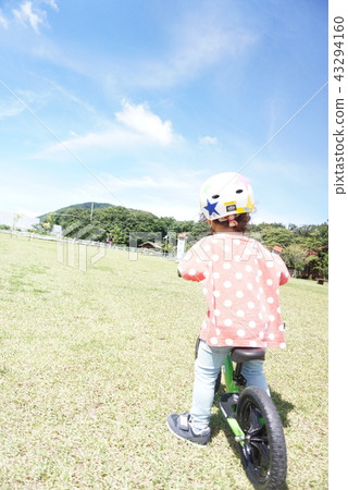 在公園裡練習一輛自行車 在公園裡練習一輛自行車 43294160