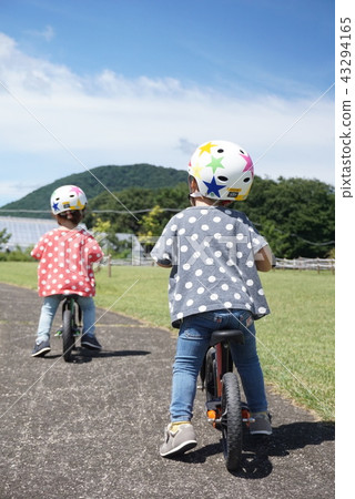 雙胞胎在公園裡練習自行車 43294165