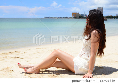 A woman relaxing on the beautiful beach of Tropical Okinawa 43295116