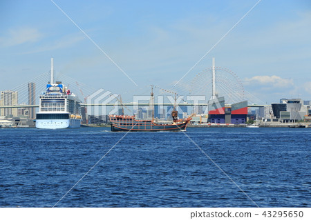 A huge cruise ship, Quantum of the Seas, Osaka Port 43295650