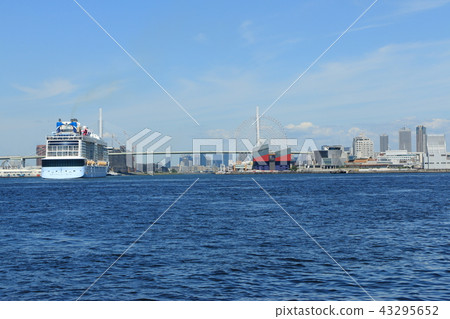 A huge cruise ship, Quantum of the Seas, Osaka Port 43295652