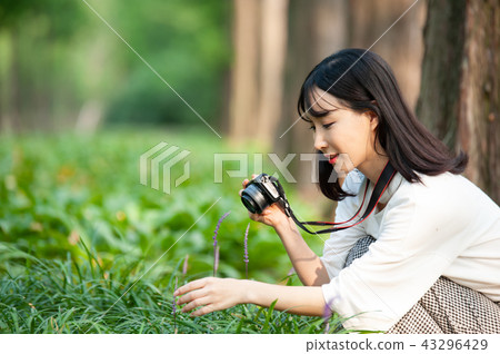 Young woman 43296429
