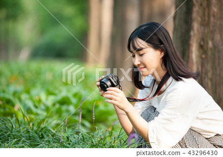 Young woman 43296430