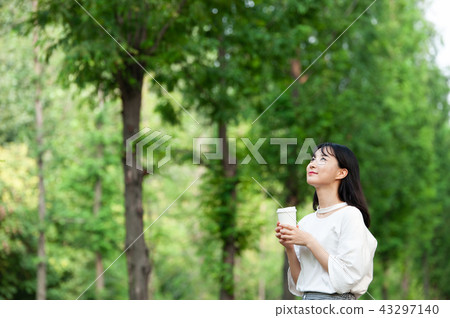 Young woman 43297140