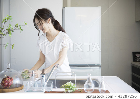 Woman in the kitchen Woman in the kitchen 43297250