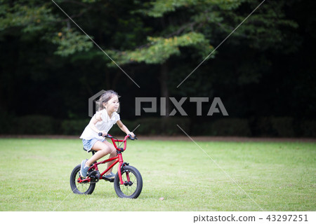 騎自行車的女孩在草 騎自行車的女孩在草 43297251