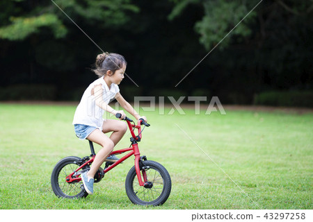 騎自行車的女孩在草 騎自行車的女孩在草 43297258