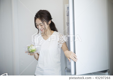 廚房裡的女人 廚房裡的女人 43297268