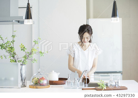 廚房裡的女人 43297330