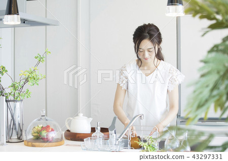 廚房裡的女人 43297331