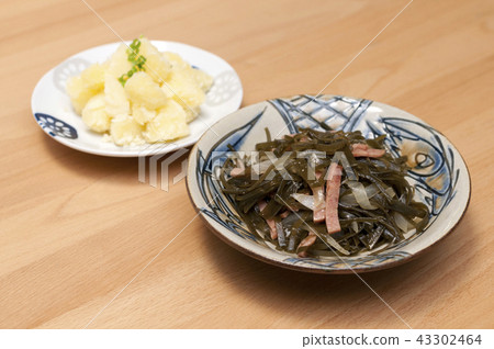 沖繩料理Coubuis lich(油炸海帶海藻)和麵粉掃帚 沖繩料理Coubuis lich(油炸海帶海藻)和麵粉掃帚 43302464