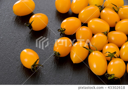 Yellow mini tomato (Aiko) 43302618