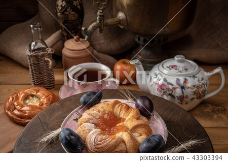 Breakfast with a samovar. Tea and cheesecake with jam 43303394