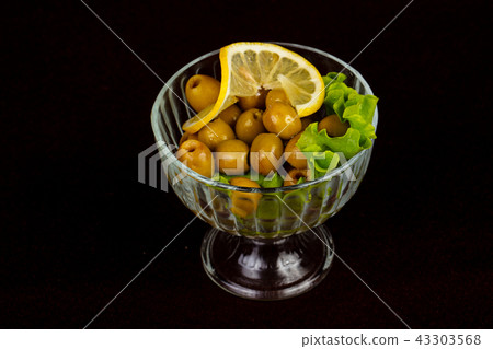Green olives in the bowl 43303568