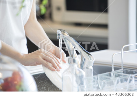 廚房裡的女人 43306308