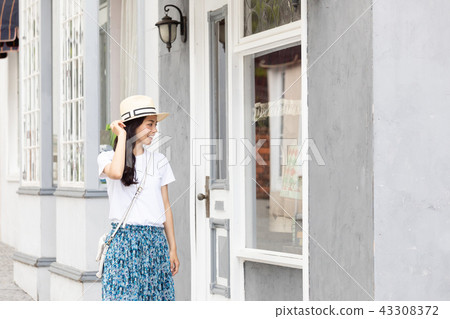 一個喜歡購物的年輕女子 43308372