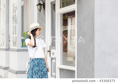 一個喜歡購物的年輕女子 43308373