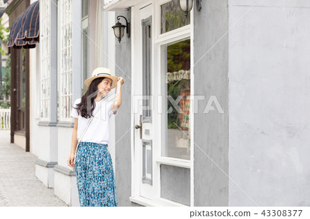 一個喜歡購物的年輕女子 43308377