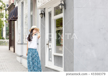 一個喜歡購物的年輕女子 43308379