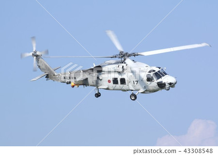 海上自衛隊的SH-60K海鷹巡邏直升機在賑災中發揮積極作用，因為它在清澈的藍天中轉身 43308548