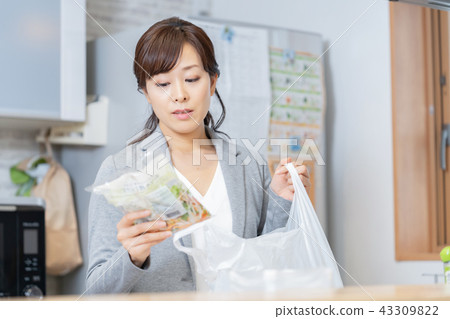 母親追逐的時間女人商人站在廚房OL辦公室女士女總統 43309822