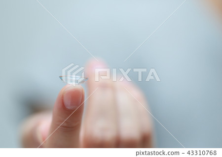 戴隱形眼鏡的女性手指 43310768