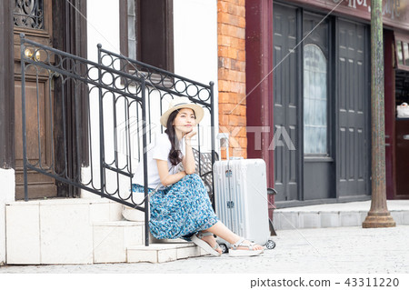 A young lady on the trip 43311220