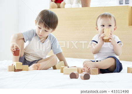 Block building, infant, baby, baby, child, sibling Block building, infant, baby, baby, child, sibling 43311490