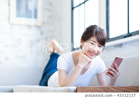 一位年輕女士(智能手機) 一位年輕女士(智能手機) 43312137