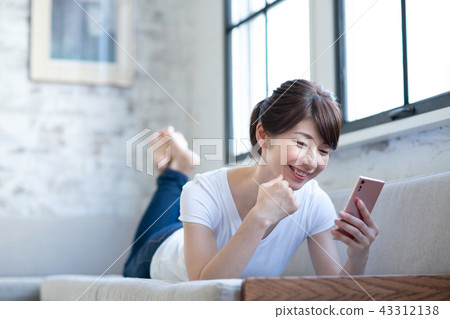 一位年輕女士(智能手機) 一位年輕女士(智能手機) 43312138