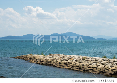 從Azumi河鎮Yokoehama的Kamogawa Katsuno花園地方看到的琵琶湖 從Azumi河鎮Yokoehama的Kamogawa Katsuno花園地方看到的琵琶湖 43312885