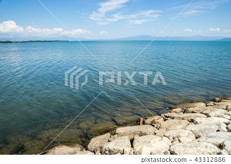 從Azumi河鎮Yokoehama的Kamogawa Katsuno花園地方看到的琵琶湖 43312886