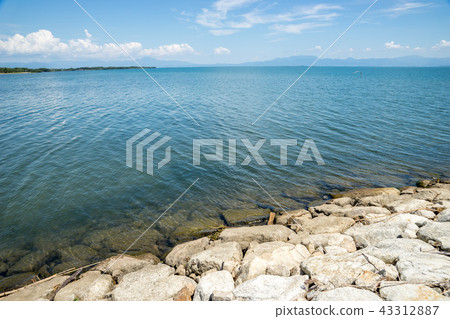 從Azumi河鎮Yokoehama的Kamogawa Katsuno花園地方看到的琵琶湖 43312887