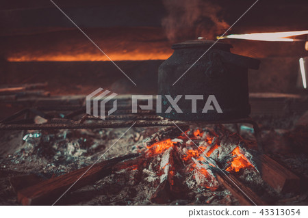 Camp and cooking in field conditions in morning Camp and cooking in field conditions in morning 43313054