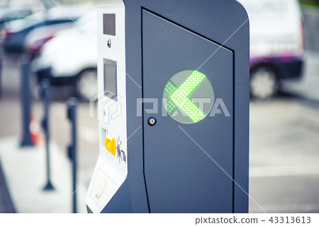 Car and parking machine with electronic payment 43313613