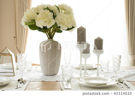 Beautiful table dinning set. 43314810
