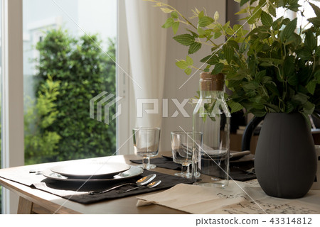 Beautiful table dinning set. 43314812