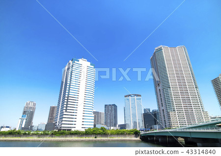 塔樓公寓建在水邊 43314840