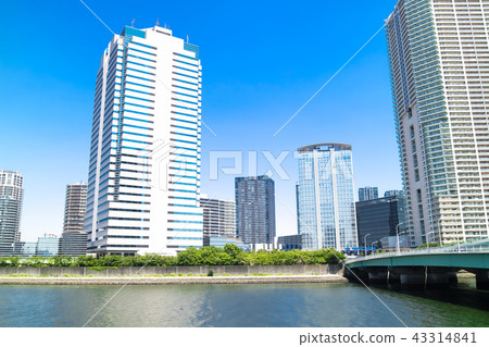 塔樓公寓建在水邊 43314841