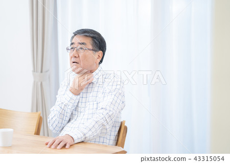 Throat sore senior man sick elderly people elderly people old people cold sickness 43315054