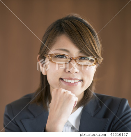 有面頰棍子的女實業家 43316137