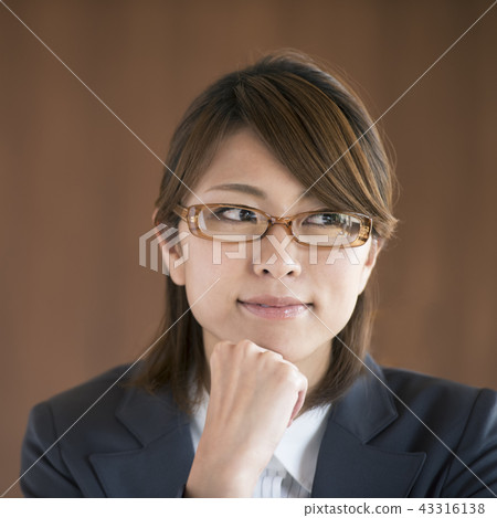 有面頰棍子的女實業家 43316138