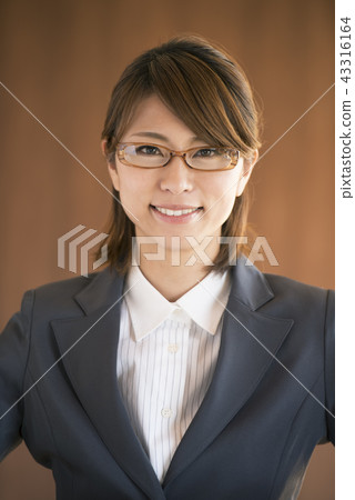 微笑的女商人 微笑的女商人 43316164