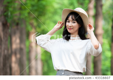 Young woman 43316607