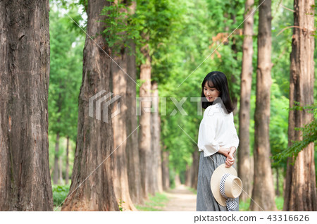 Young woman 43316626