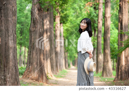 Young woman 43316627