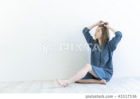 一位女士在一個房間裡 一位女士在一個房間裡 43317536